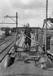 841113 Afbeelding van een monteur van N.S. op het dak van het electrische treinstel nr. 757 (mat. 1954, plan G) op het ...